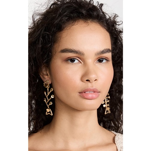 TORY BURCH • Antique Light Gold Fish Mismatched Earrings - Picture 2 of 4